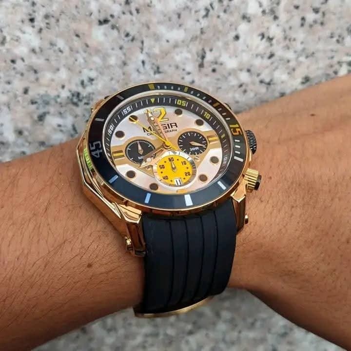 Montre en silicone de marque — 1/4
