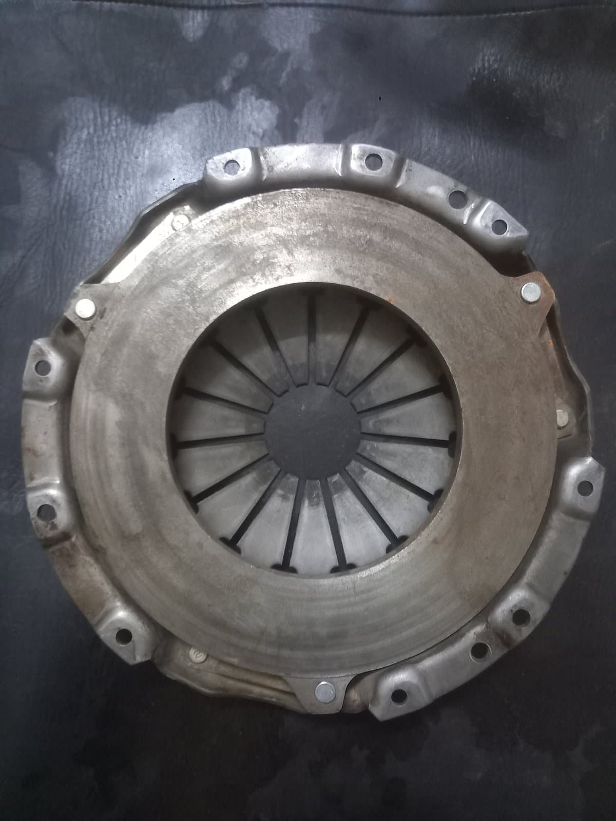 plateau presseur et disque d'embrayage de la Toyota land Cruiser disponibles au Cameroun précisément à Douala village Ndogpassi 3 — 1/2