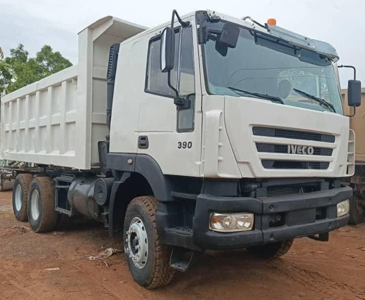 Camion benne iveco — 1/2