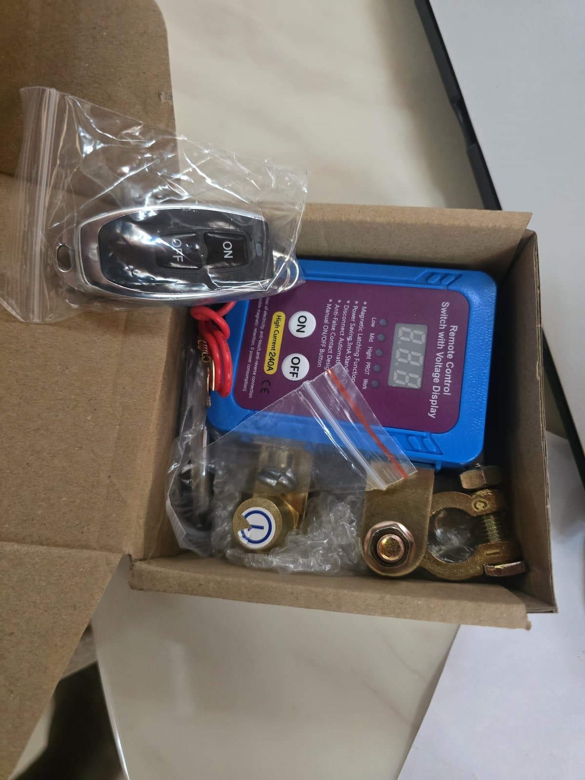 Kit coupe-batterie automobile 12V/24V avec télécommande — 1/1