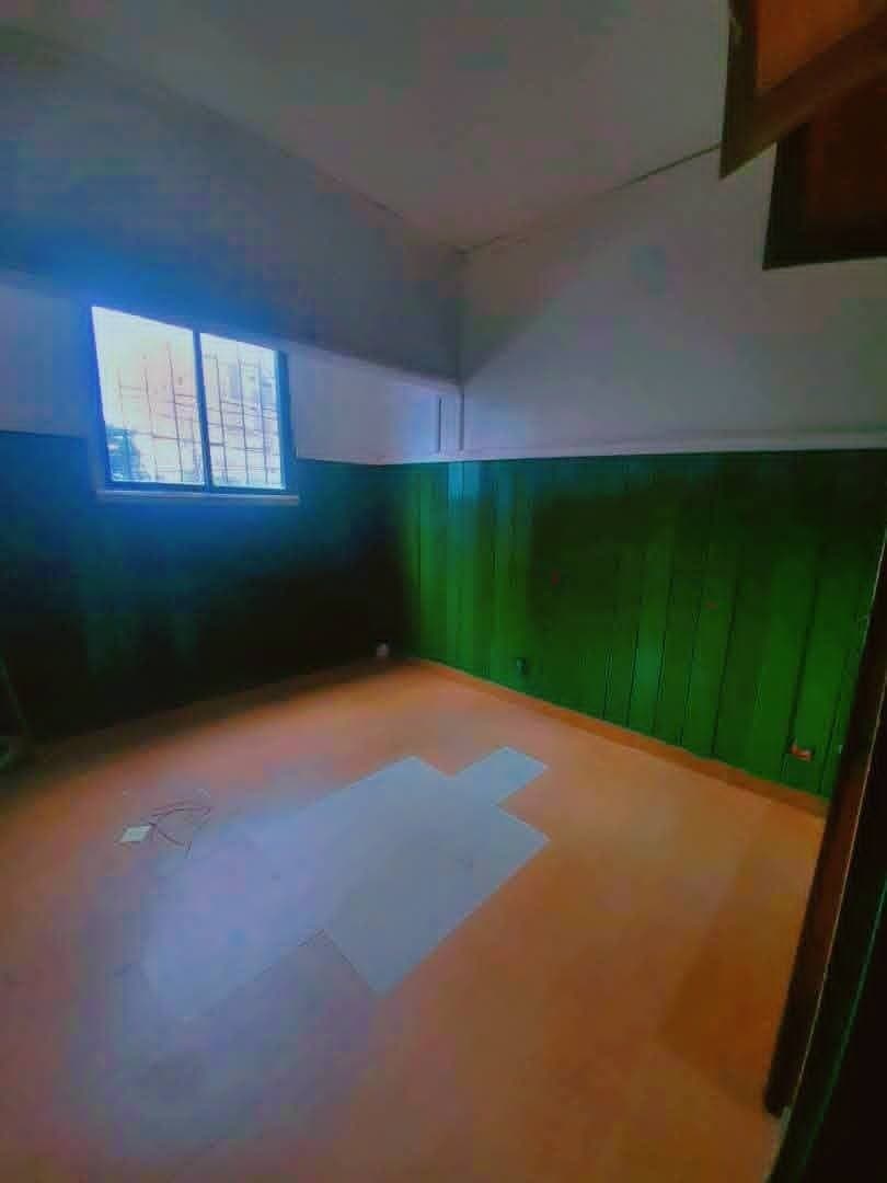 Bureau a louer a akwa en bordure de route — 1/6