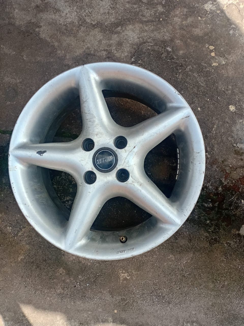 Jantes aluminium par 15 à vendre à Titi garage à 45000 troc possible avec 2 pneus 195/65R15 — 1/9