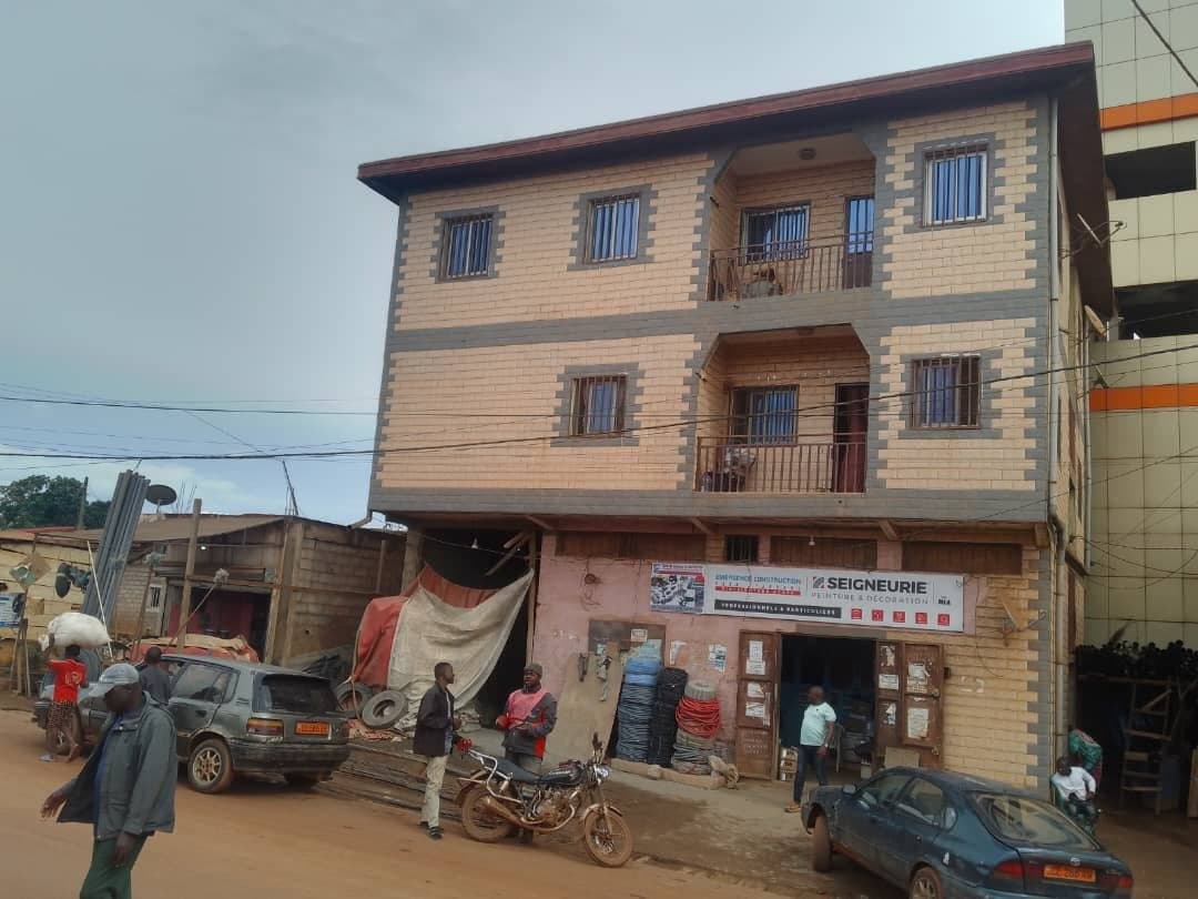 Immeuble commercial a vendre a odza — 1/1