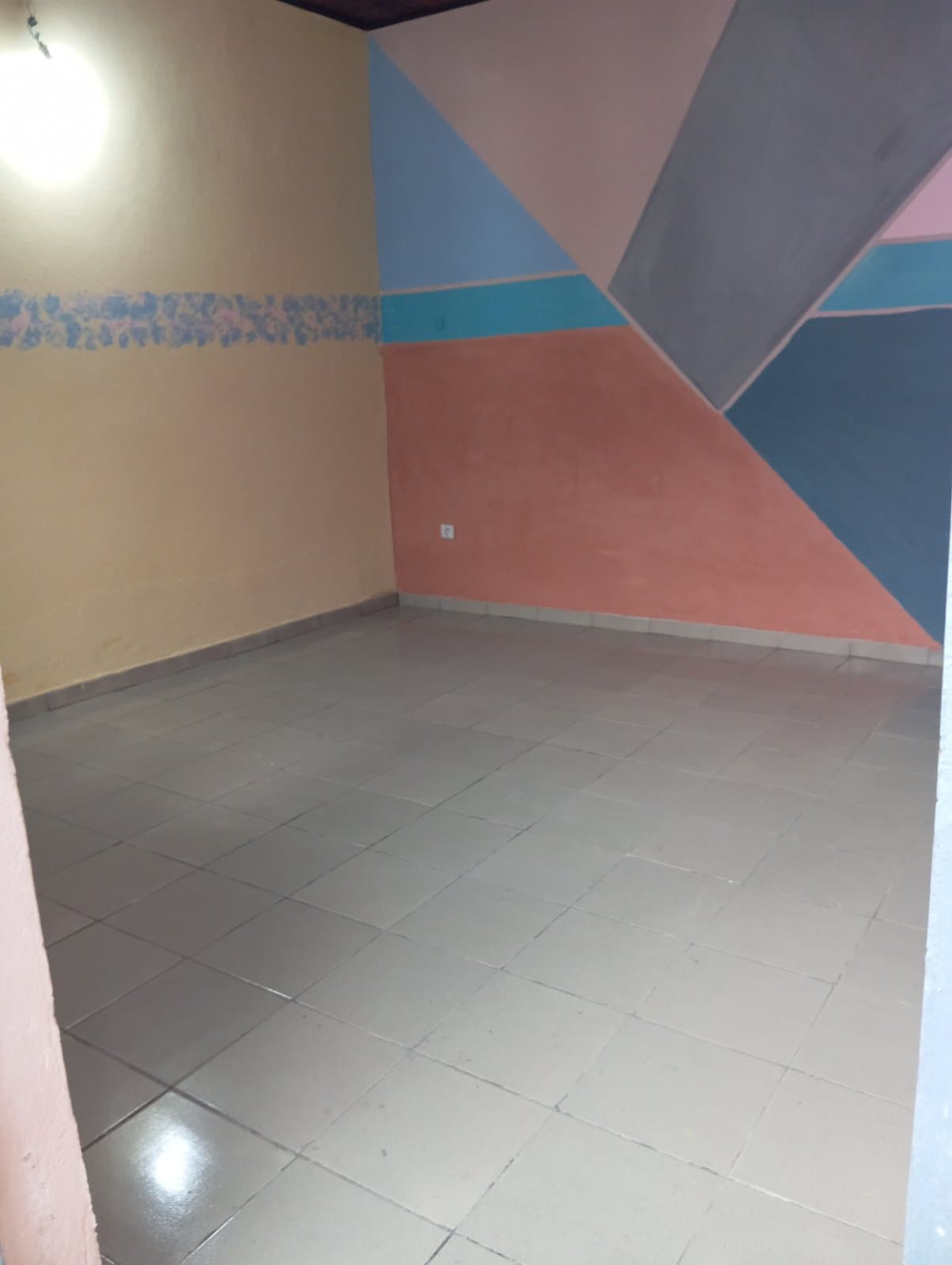 STUDIO MODERNE À LOUER — 1/5