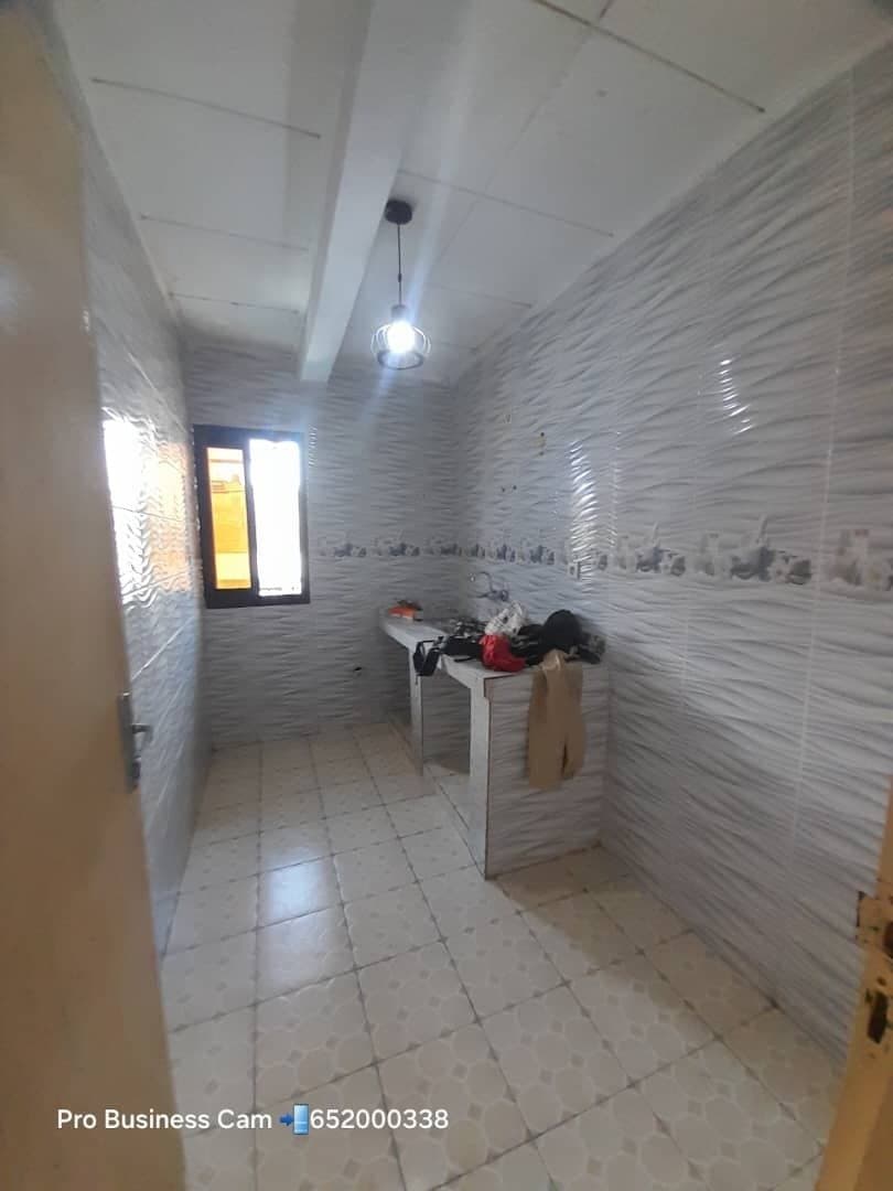 Appartement a louer a akwa a usage bureau ou habitation — 1/8