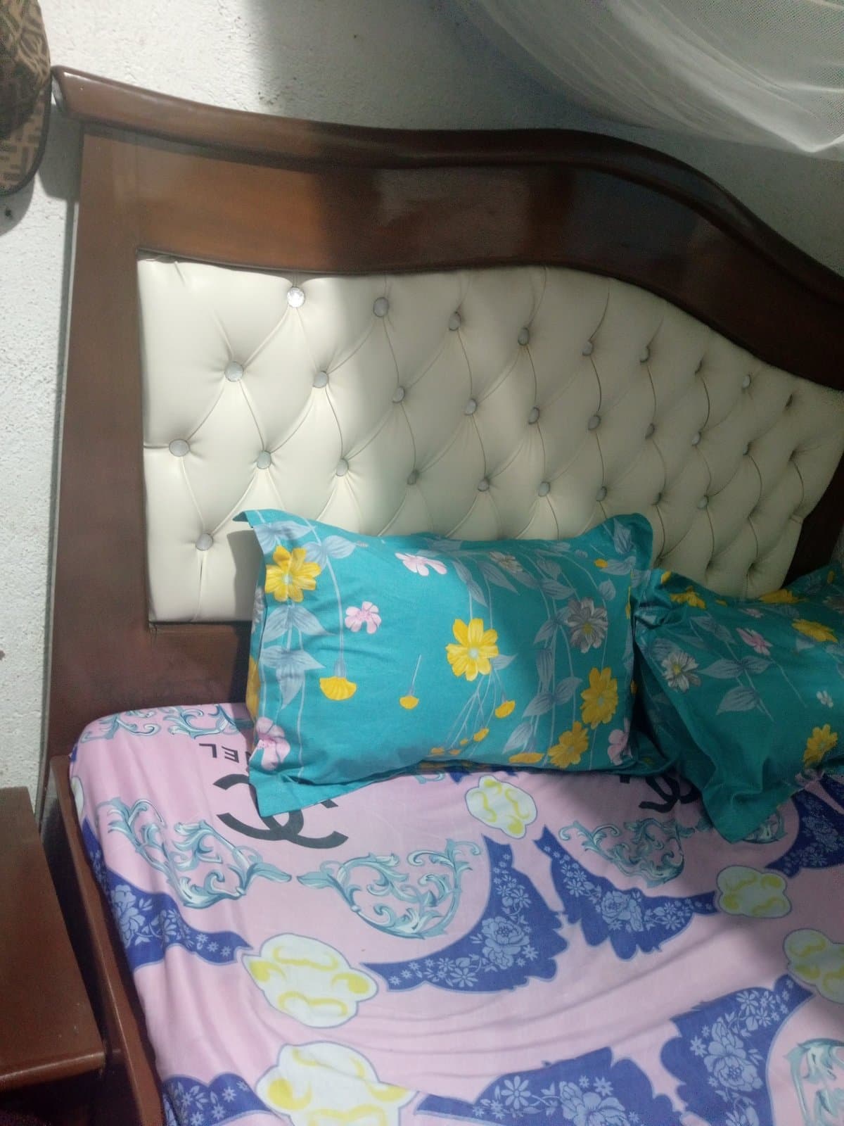 `Lit 2 Places Bois Capitonnée NEUF - Sans Matelas - Yaoundé — 1/2
